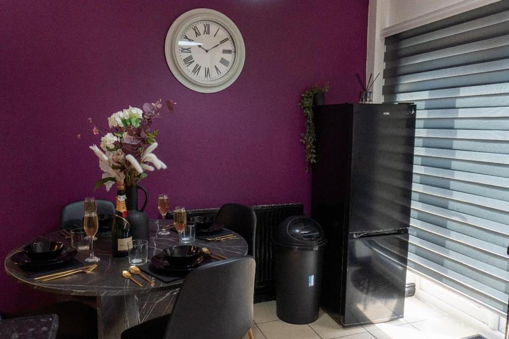 Вілла Beautiful House Off-Road Free Parking Farnworth Екстер'єр фото