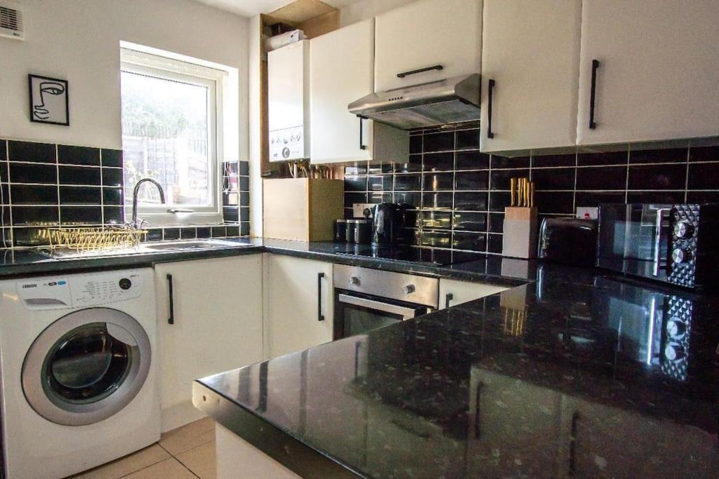 Вілла Beautiful House Off-Road Free Parking Farnworth Екстер'єр фото