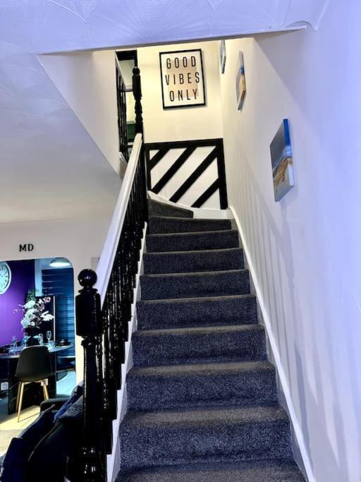 Вілла Beautiful House Off-Road Free Parking Farnworth Екстер'єр фото